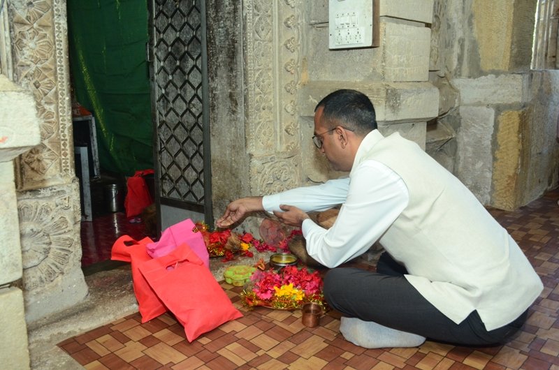 मां महिषासुर मर्दिनी के दर पर पहुंचे कलेक्टर,की पूजा-अर्चना